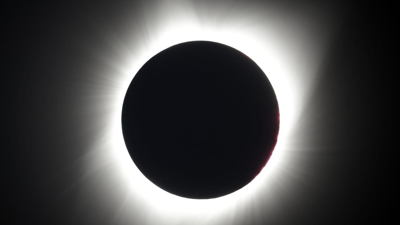 Der Mond verdeckt in der Nähe von Redmond im Bundesstaat Oregon während einer totalen Sonnenfinsternis vollständig die Sonne. Der Mond verdeckt in der Nähe von Redmond im Bundesstaat Oregon während einer totalen Sonnenfinsternis vollständig die Sonne.