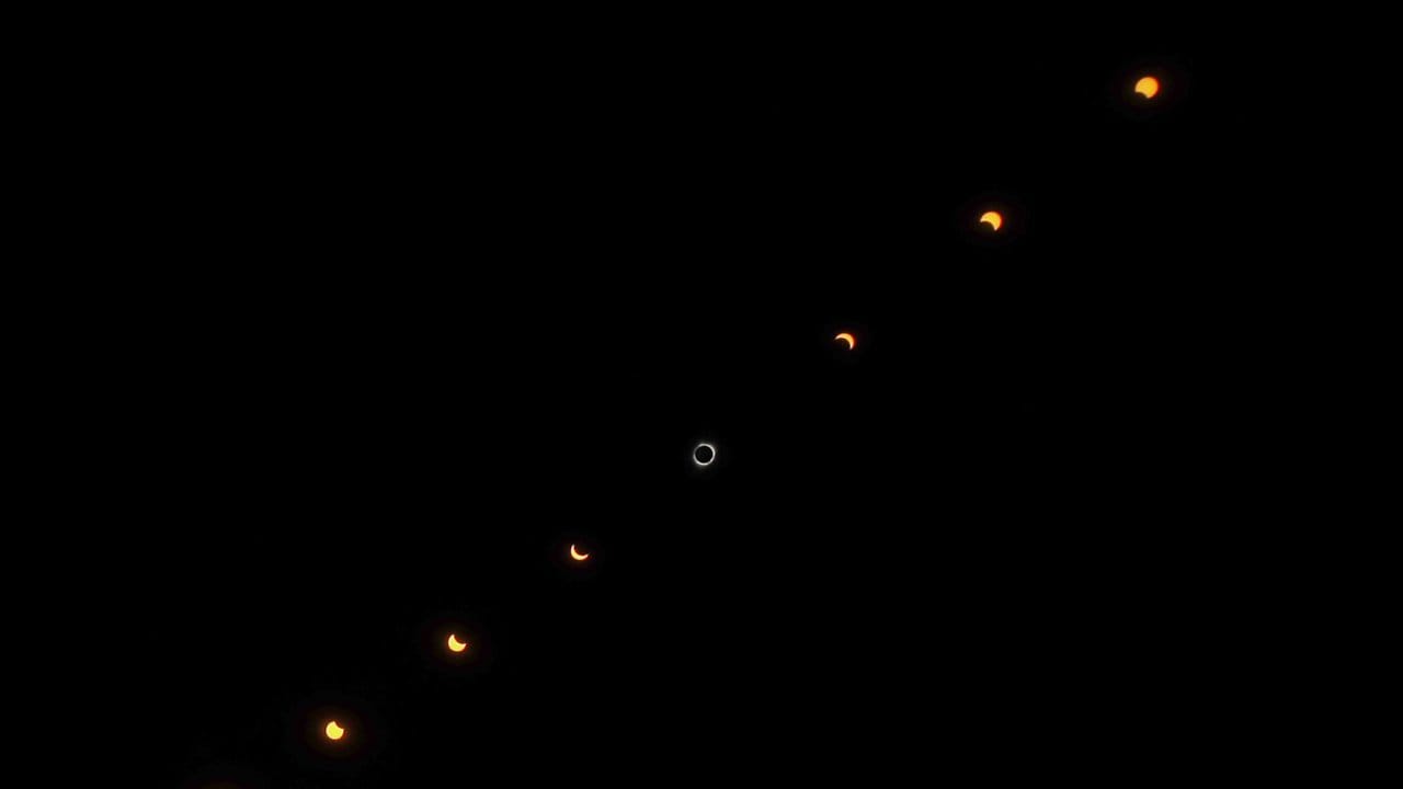 Der Verlauf der Sonne während der totalen Sonnenfinsternis. Der Verlauf der Sonne während der totalen Sonnenfinsternis.