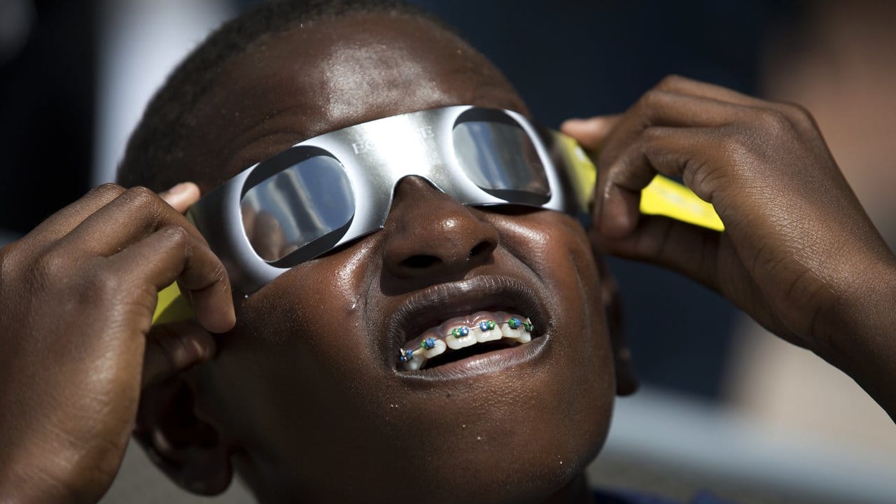 Da staunste, was? Der 10-jährige Blake Davis verfolgt in Davie die Sonnenfinsternis. Da staunste, was? Der 10-jährige Blake Davis verfolgt in Davie die Sonnenfinsternis.