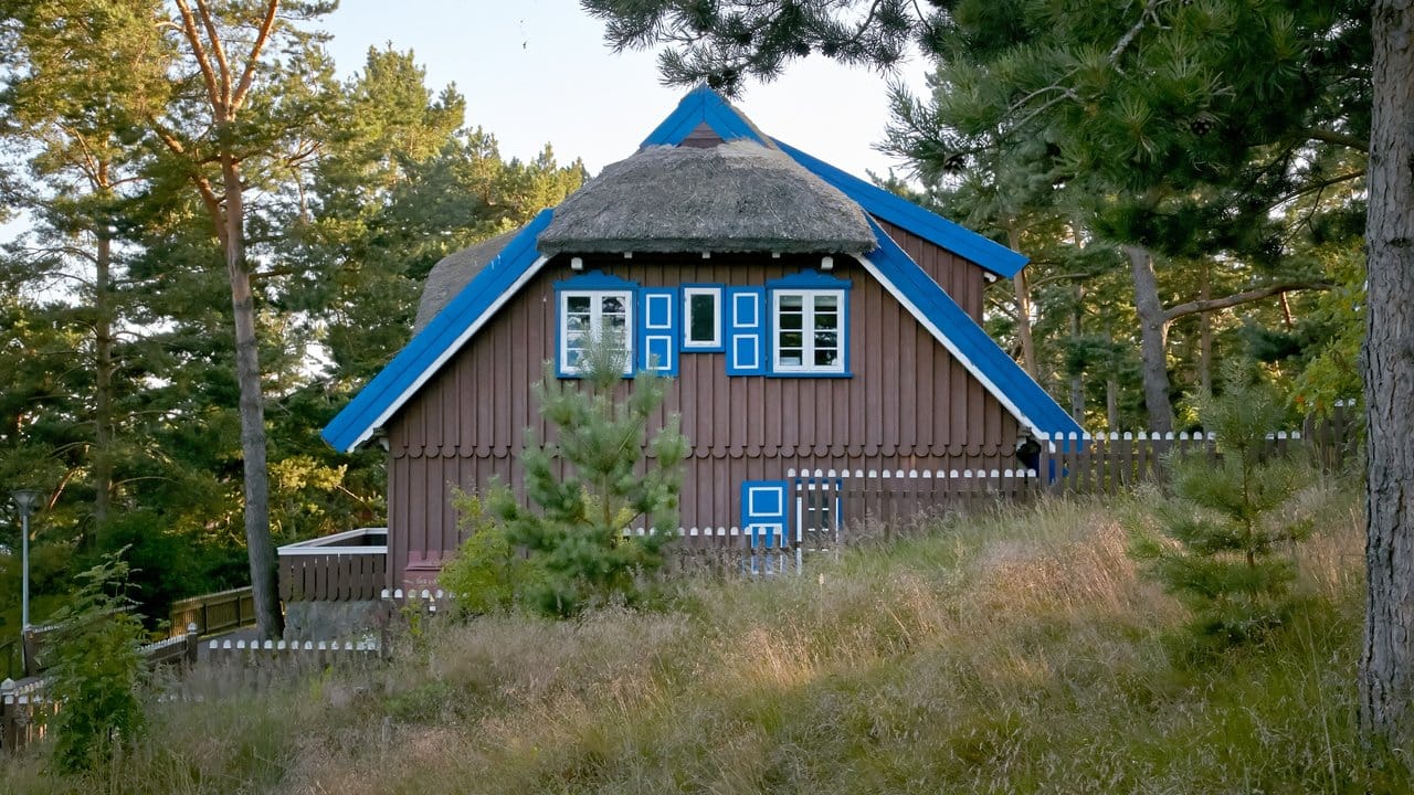 Das Sommerhaus der Familie Mann in Nida in Litauen liegt versteckt und malerisch zwischen den Dünen.