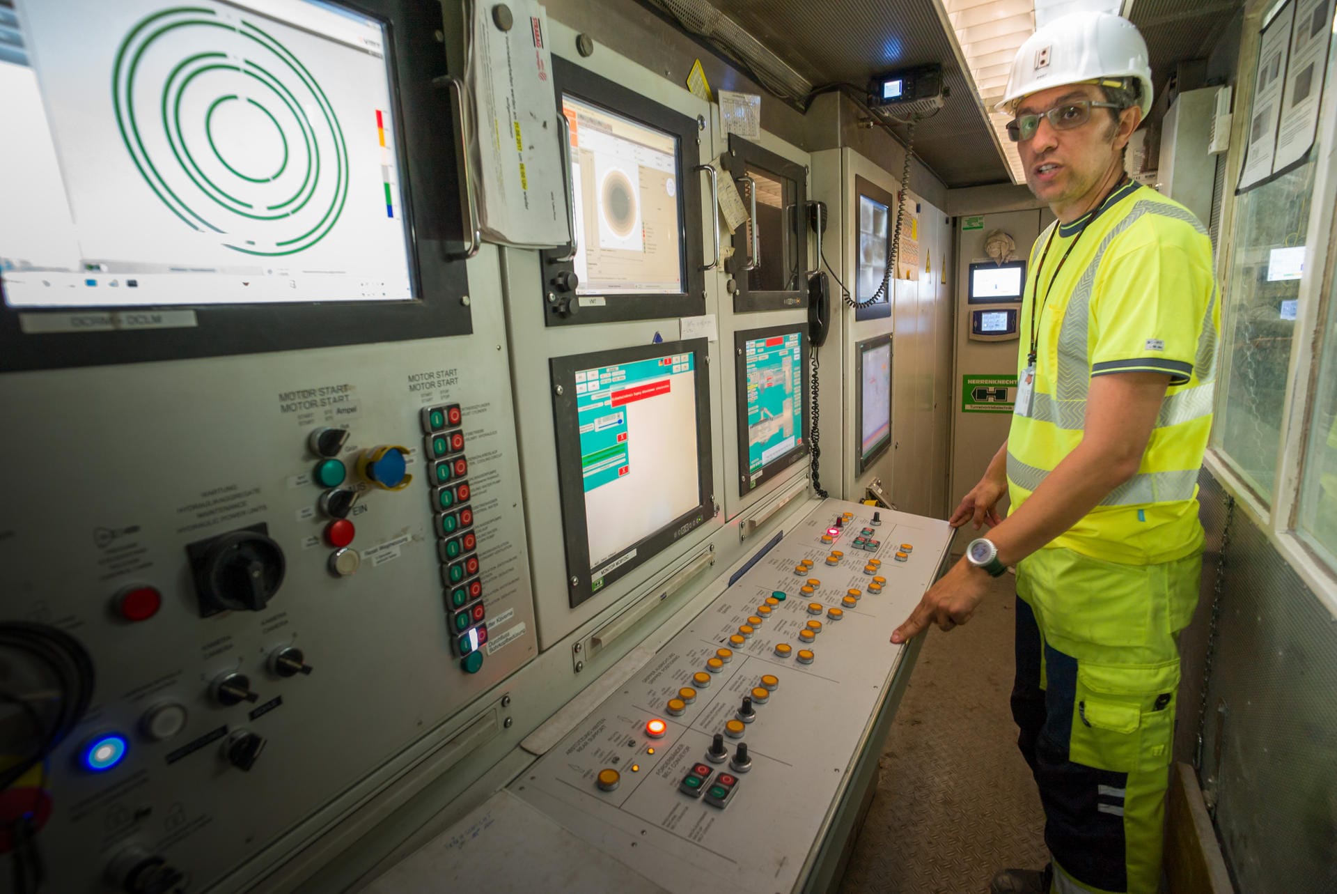 Andrea Lussu steht im Kontrollzentrum der Tunnelvortriebsbohrmaschine. Der 41-Jährige ist Projektleiter beim Bau des zehn Milliarden Euro teuren Brenner Basistunnels (BBT) zwischen Österreich und Italien.