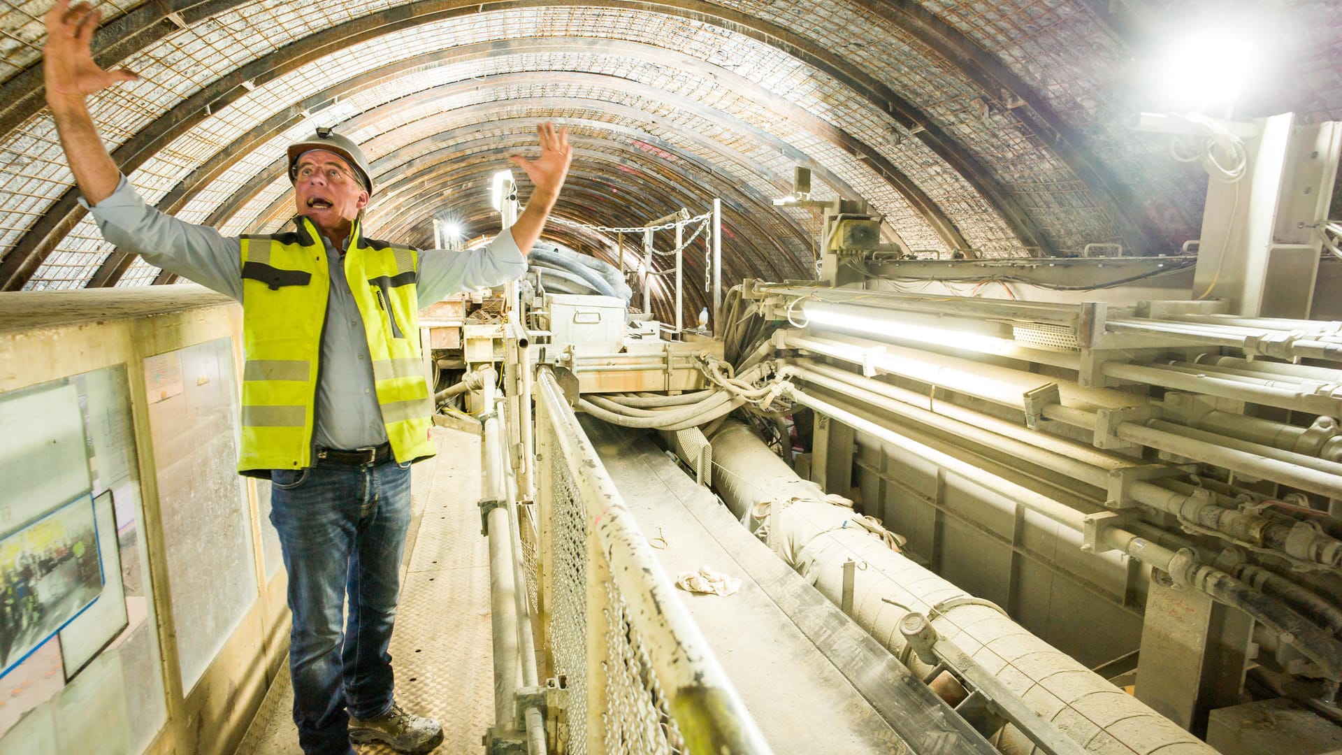 Insgesamt 70 Kilometer, davon 15 Kilometer Hauptröhren, sind durch Sprengungen und mit Hilfe der gewaltigen Tunnelbohrmaschinen geschafft.