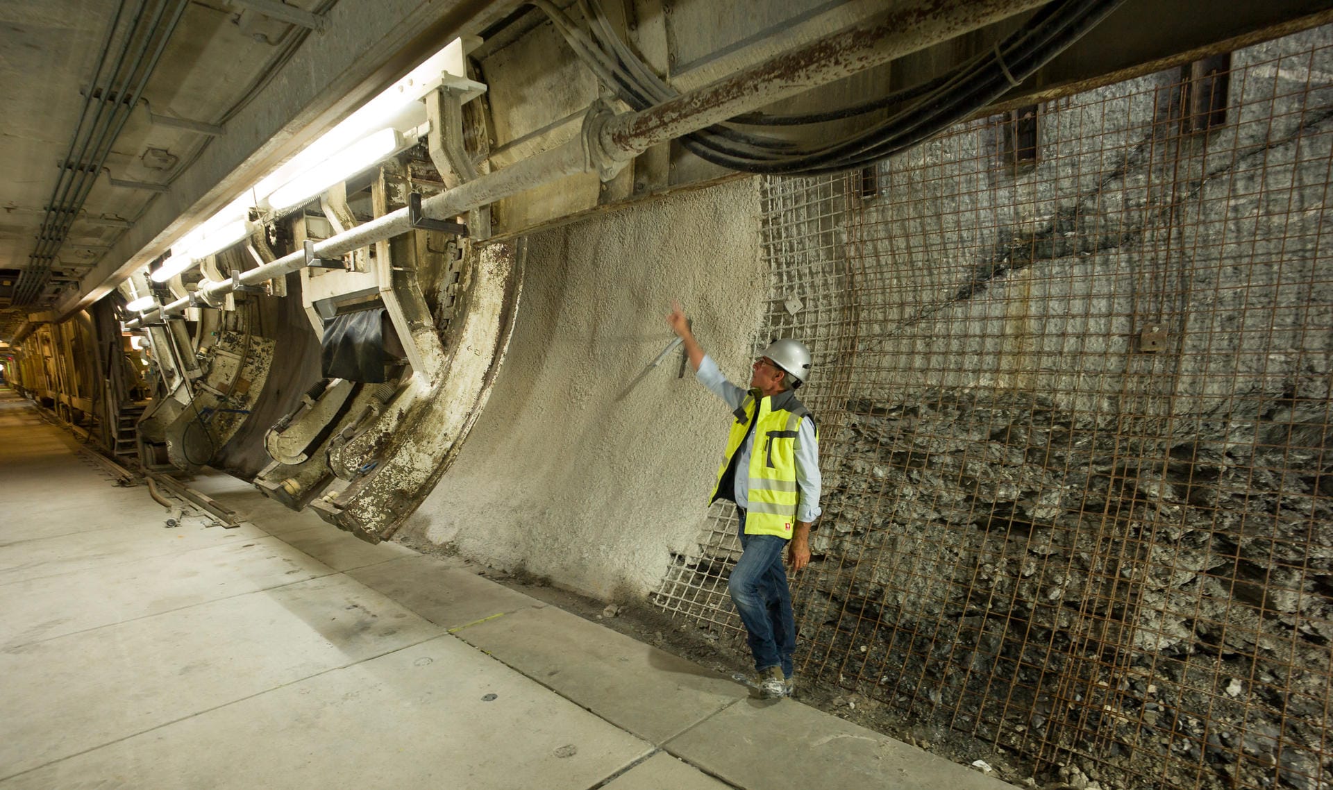 Der Brenner Basistunnel ist ein Bauwerk der Superlative. Hier steht Tunnel-Chef Konrad Bergmeister in einem Baustellenabschnitt unter der Tunnelbohrmaschine an einem Übergang zwischen Berggeröll und befestigtem Tunnel.