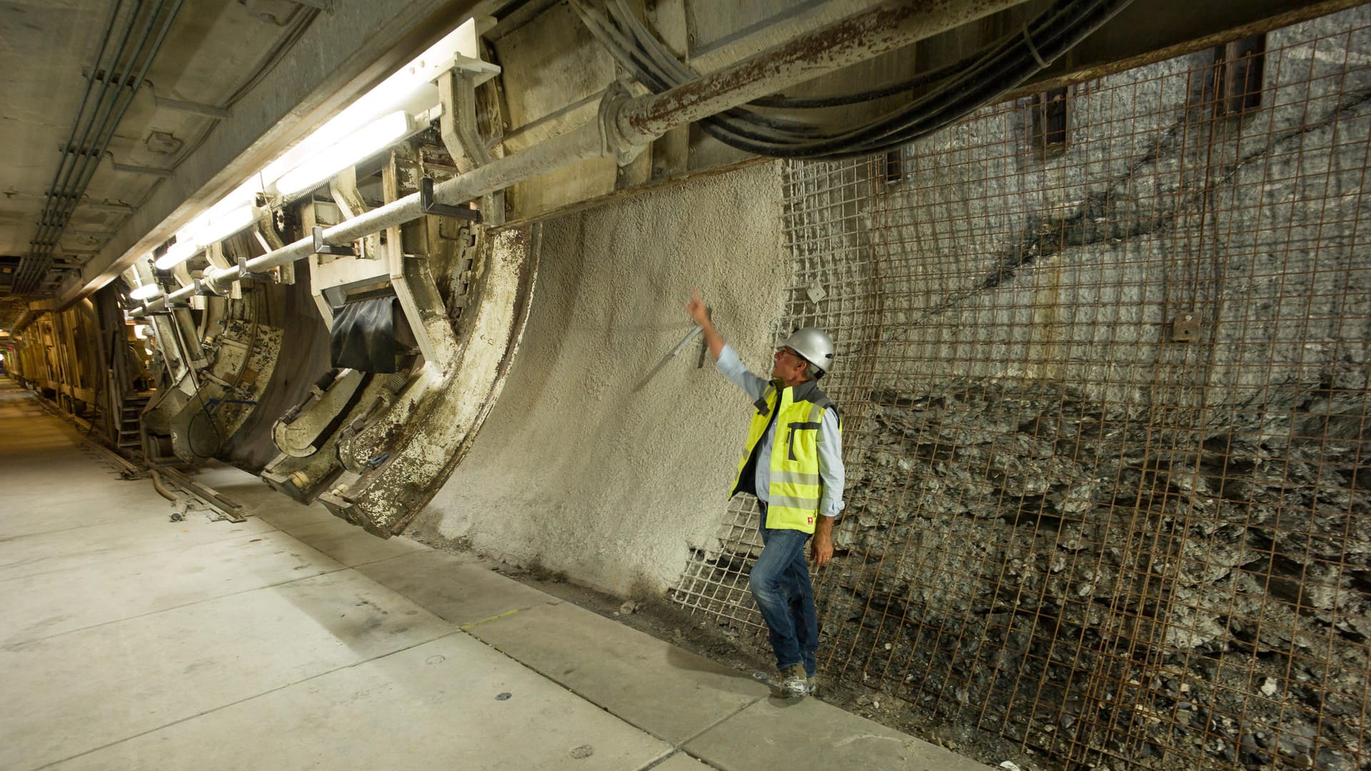 Der Brenner Basistunnel ist ein Bauwerk der Superlative. Hier steht Tunnel-Chef Konrad Bergmeister in einem Baustellenabschnitt unter der Tunnelbohrmaschine an einem Übergang zwischen Berggeröll und befestigtem Tunnel.