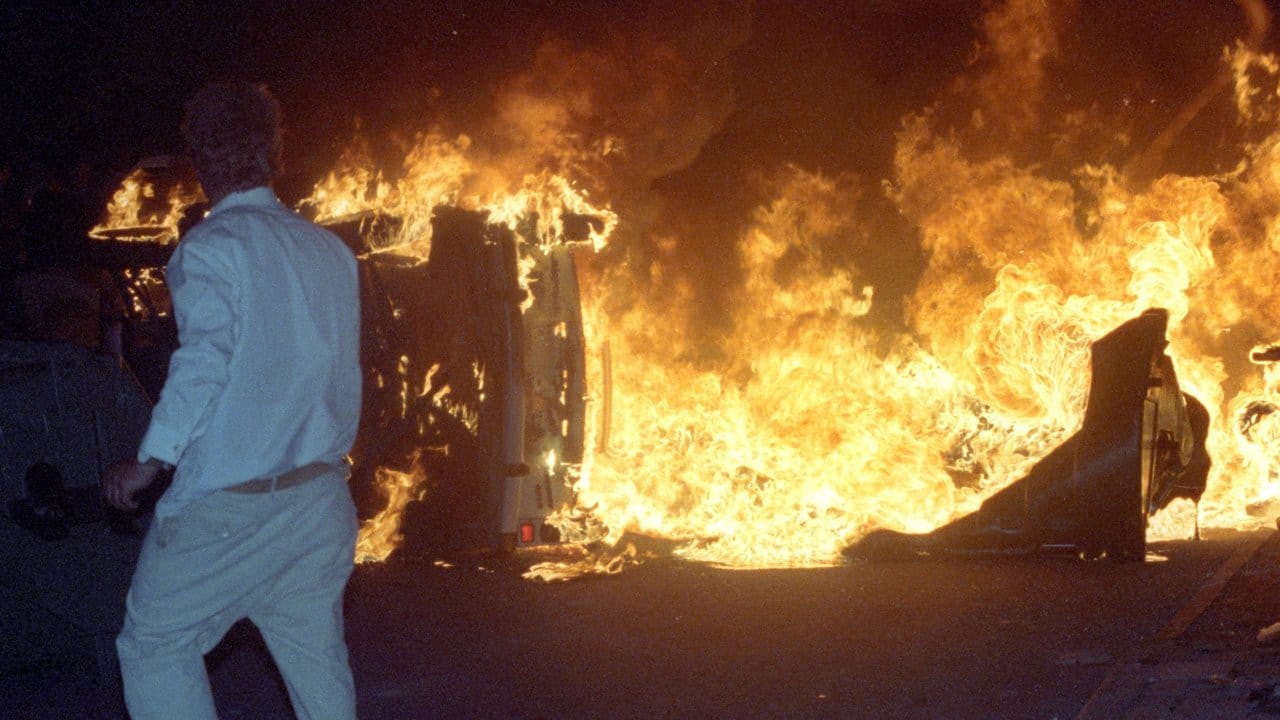 Unter dem Beifall von Anwohnern griffen Hunderte Randalierer, darunter viele Neonazis, das Haus mit Brandsätzen an. Unter dem Beifall von Anwohnern griffen Hunderte Randalierer, darunter viele Neonazis, das Haus mit Brandsätzen an.