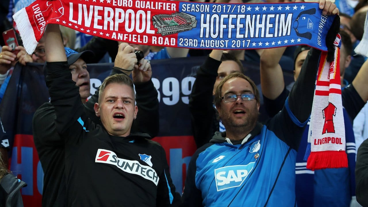 Hoffenheimer Fans feiern das Spiel ihrer Mannschaft.