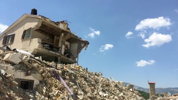 Blick auf Trümmer in der Sperrzone des Zentrums der zerstörten Stadt Amatrice, aufgenommen am 01.