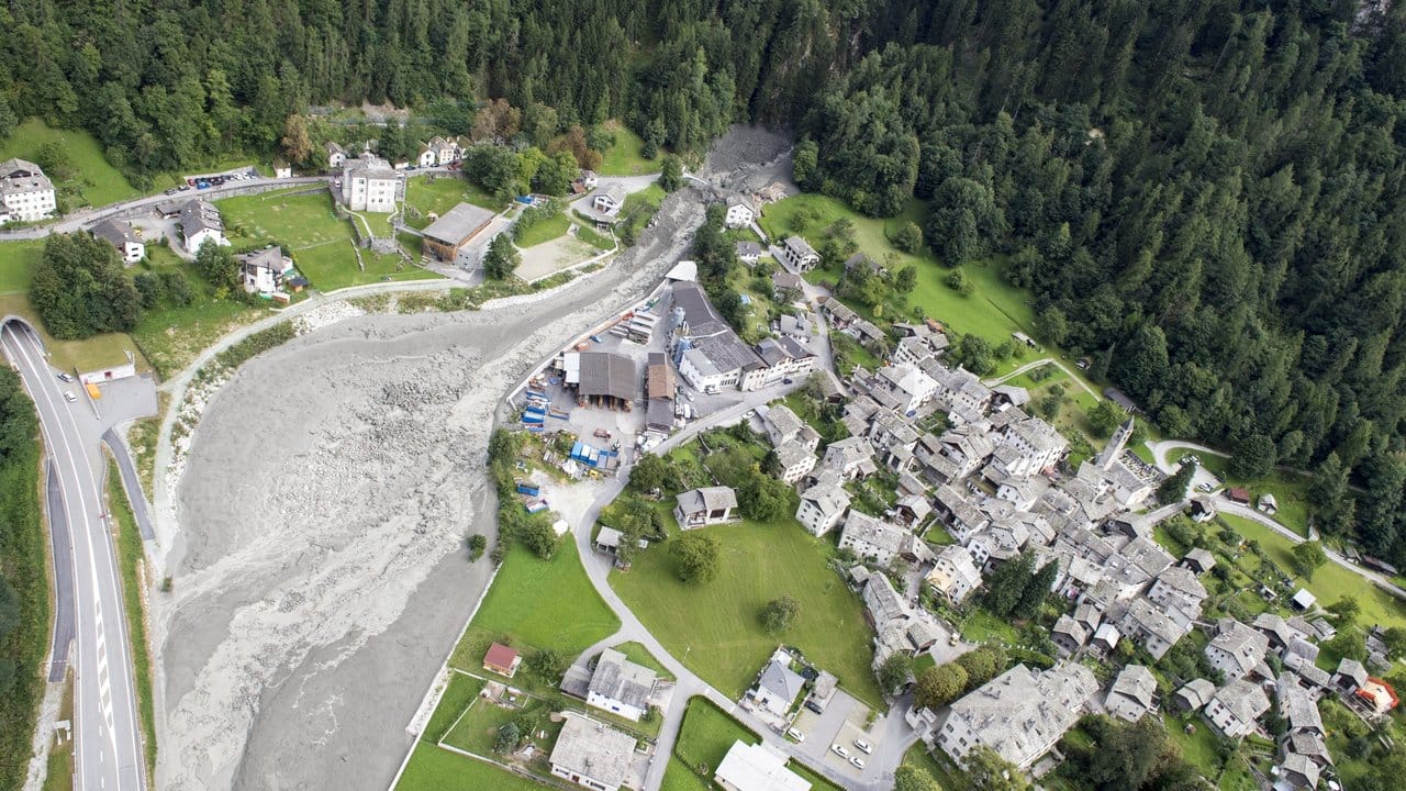 Schlamm und Gesteinsbrocken in Bondo im Kanton Graubünden. Schlamm und Gesteinsbrocken in Bondo im Kanton Graubünden.