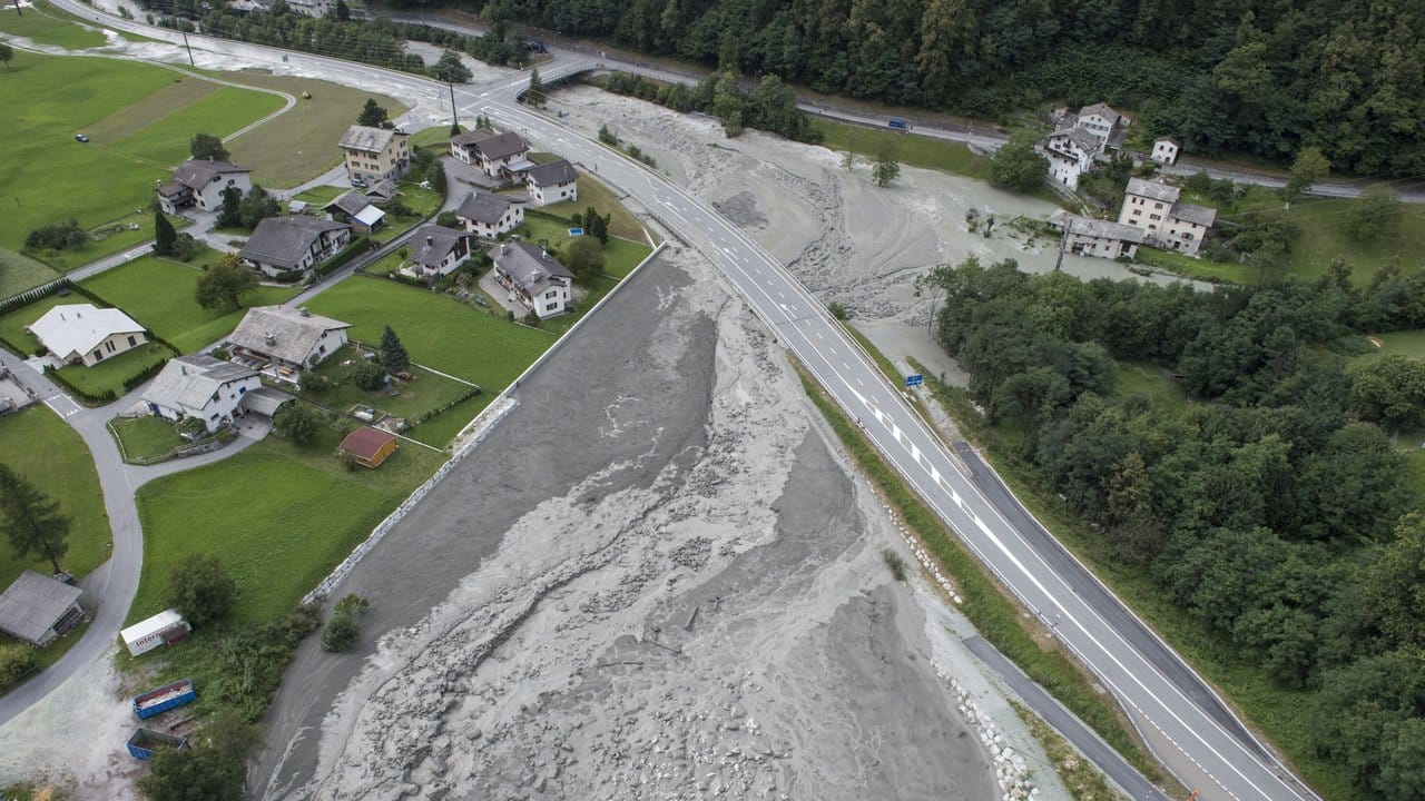 Nach dem Bergsturz in Bondo werden noch acht Menschen vermisst. Nach dem Bergsturz in Bondo werden noch acht Menschen vermisst.