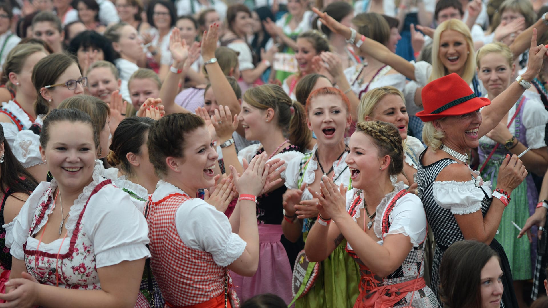 Dirndl und Lederhosen sind auf dem Oktoberfest zum Massenphänomen geworden – dabei trugen nicht mal die Münchner bis zu den 2000er Jahren Tracht beim Wiesn-Besuch.