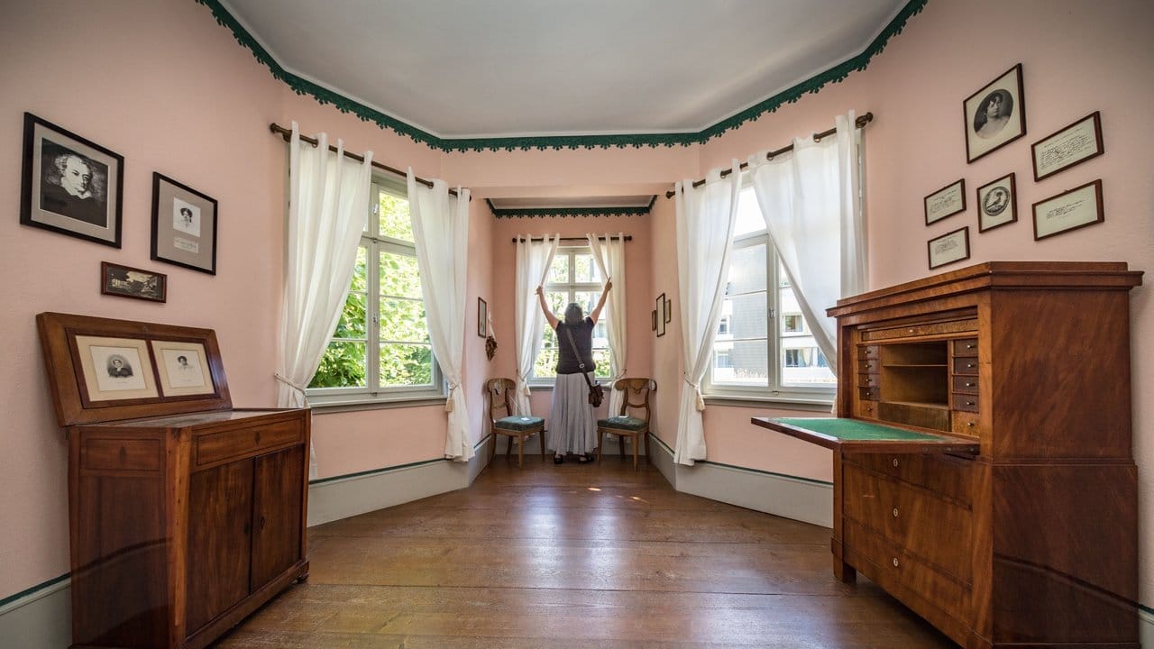 Der Innenraum des Häuschens lässt den Besucher in die Atmosphäre der Romantik eintauchen.