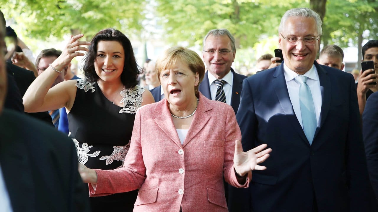 Kanzlerin Merkel (CDU, M) und Bayerns Innenminister Joachim Hermann (CSU) bei einer Wahlkampfveranstaltung im bayerischen Bad Kissingen.