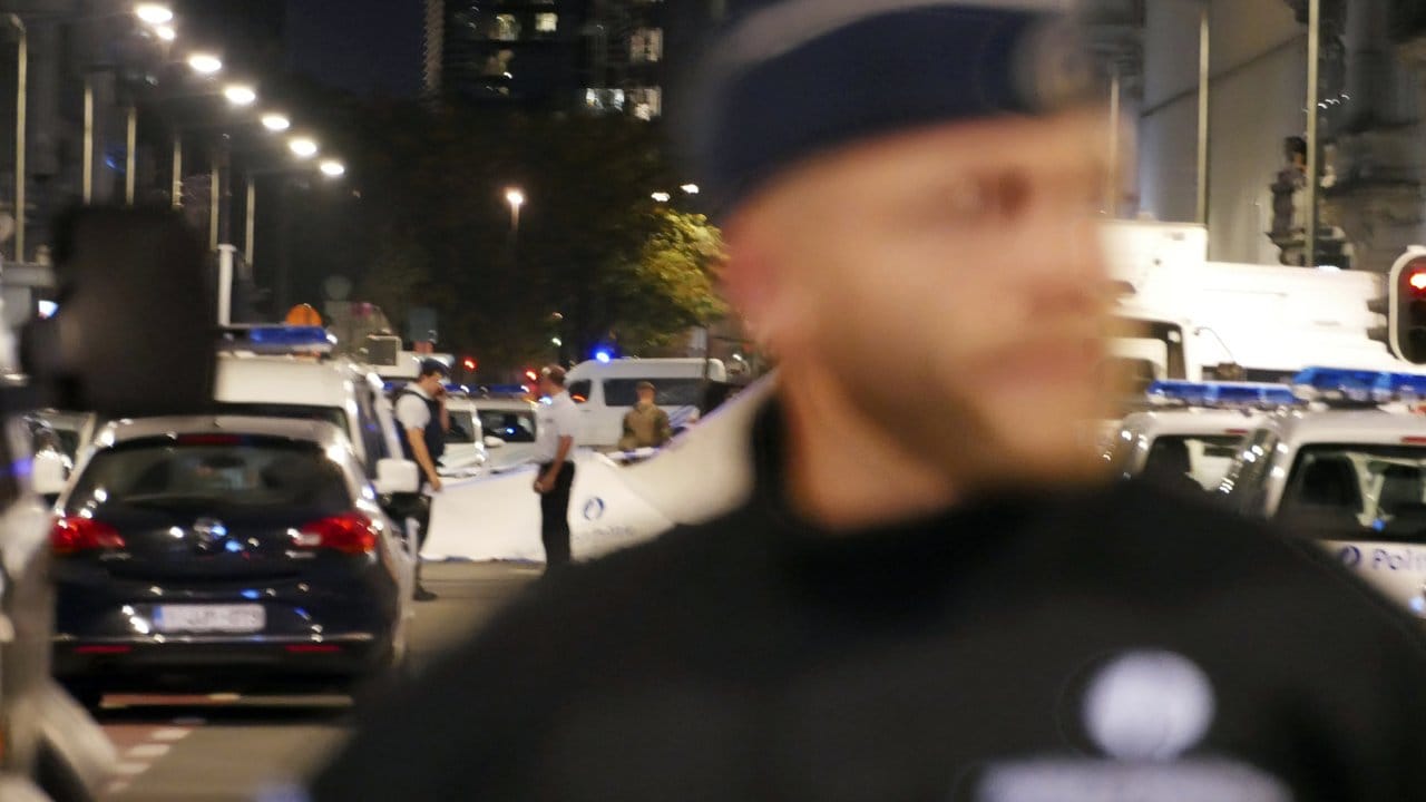 Die Polizei sichert in der Innenstadt von Brüssel den Tatort. Die Polizei sichert in der Innenstadt von Brüssel den Tatort.