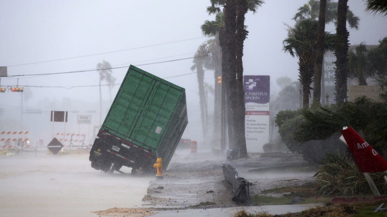 Ein Generator kippt vor dem CHRISTUS Spohn Krankenhaus in Corpus Christi (Texas, USA) um.