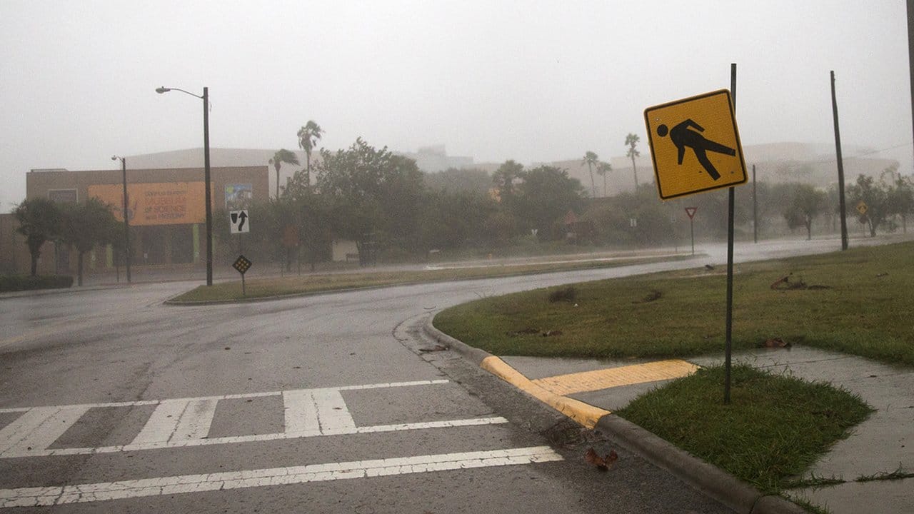 Umgeknicktes Verkehrsschild: Hurrikan "Harvey" hat in der Nacht die Küste des US-Staats Texas erreicht.