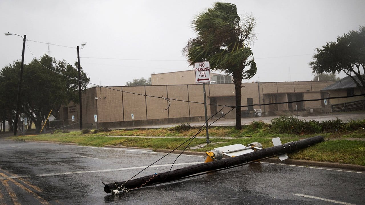 Ein vom Sturm umgewehter Leitungsmast liegt im der texanischen Corpus Christi mitten auf der Straße.