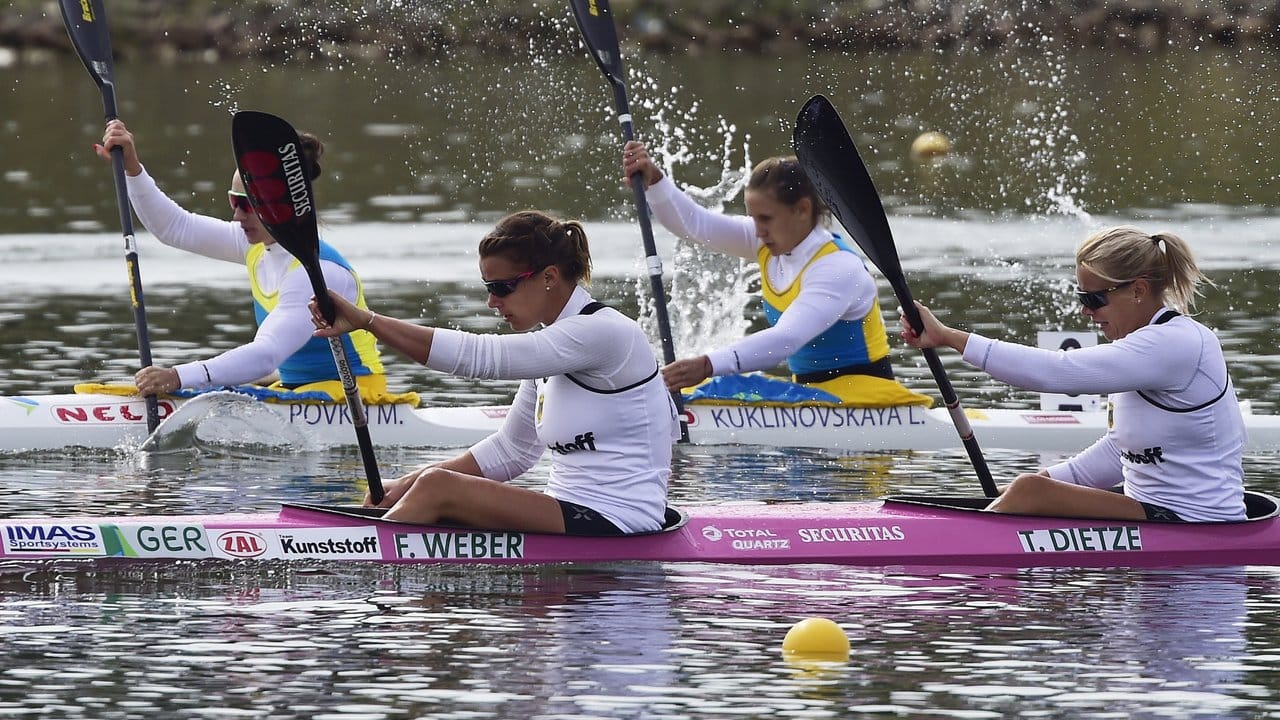 Silber geholt: Franziska Weber und Tina Dietze (vorne) bei der Kanu-WM im tschechischen Racice.