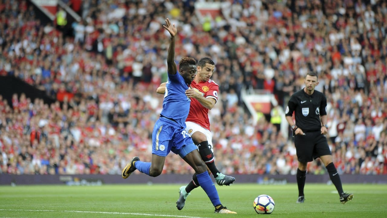 Manchester Uniteds Henrikh Mkhitaryan (r) und Leicesters Wilfred Ndidi im Zweikampf. Manchester Uniteds Henrikh Mkhitaryan (r) und Leicesters Wilfred Ndidi im Zweikampf.