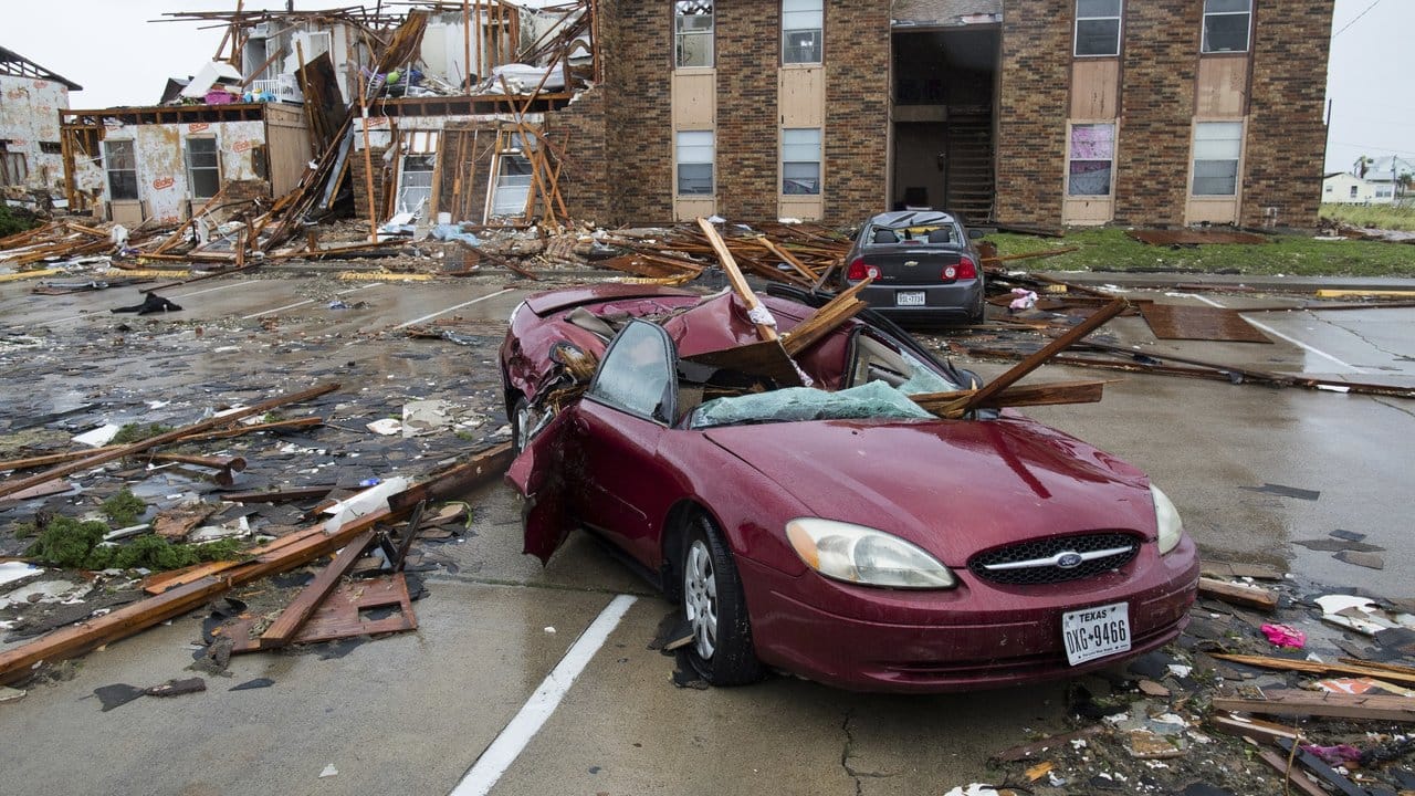 Demolierte Autos im texanischen Rockport vor einem stark beschädigten Appartmentkomplex.