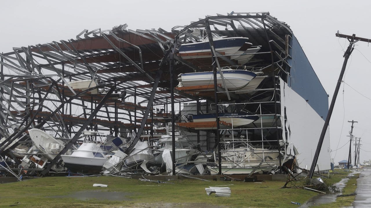 Im Ort Rockport wurde eine große Bootshalle schwer beschädigt.