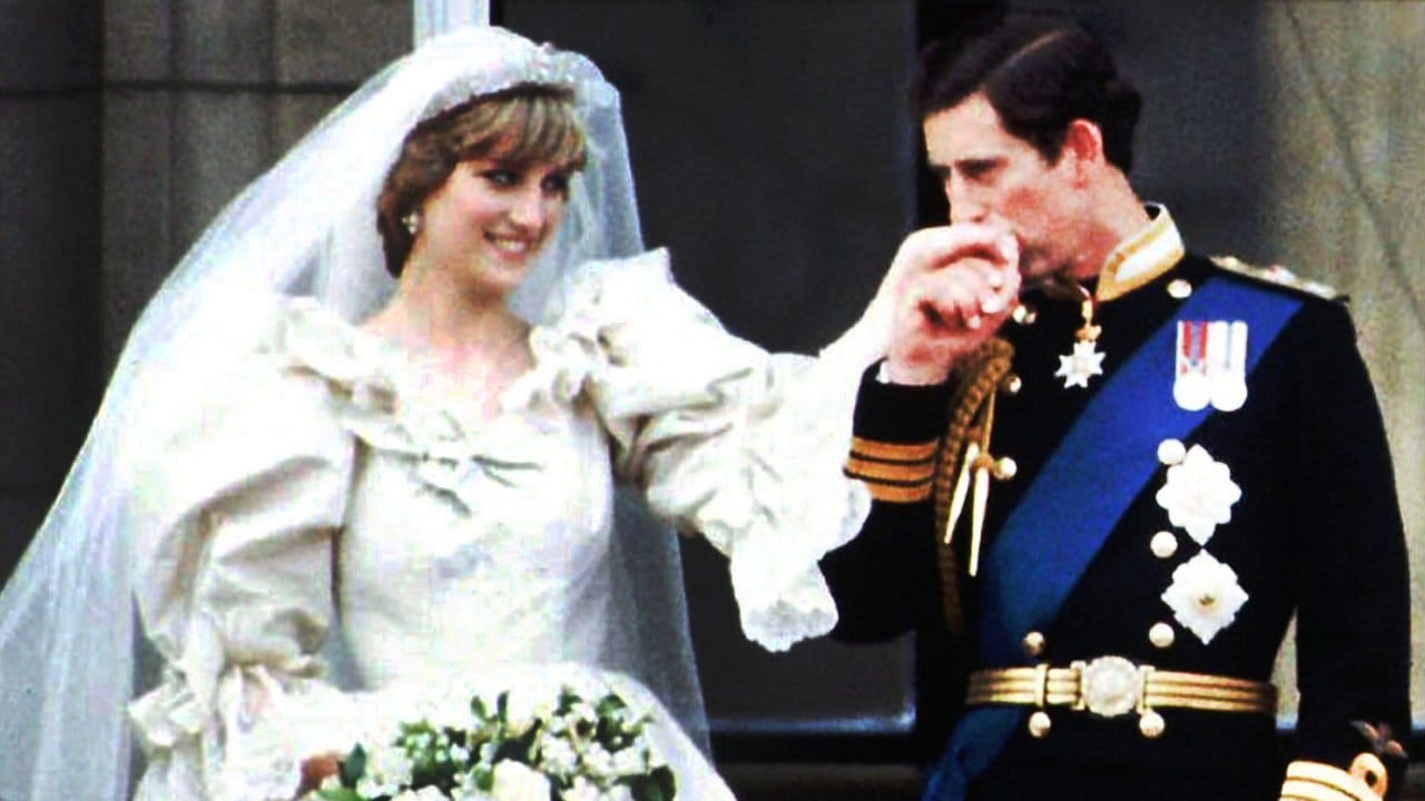 Ein Handkuss von Prinz Charles für seine frisch angetraute Gattin (1981).