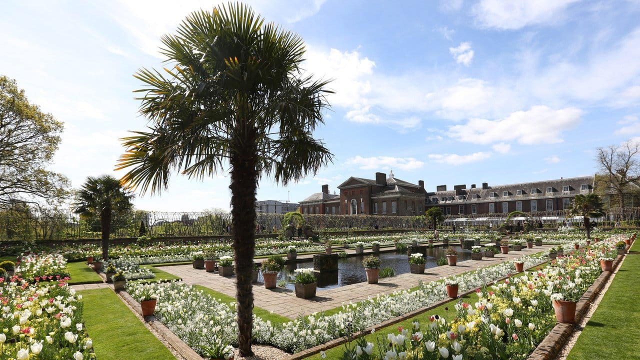 Blick in den "Weißen Garten" vor dem Kensington Palast in London, der anlässlich des 20.