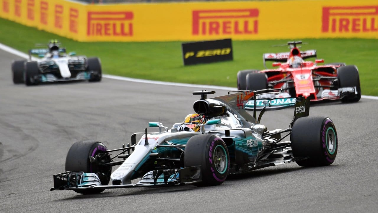 Vom Start weg kann sich Lewis Hamilton beim Rennen in Belgien gegen Sebastian Vettel behaupten. Vom Start weg kann sich Lewis Hamilton beim Rennen in Belgien gegen Sebastian Vettel behaupten.