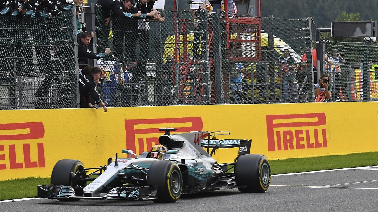 Der Brite Lewis Hamilton gewinnt das Rennen in Spa vor Sebastian Vettel. Der Brite Lewis Hamilton gewinnt das Rennen in Spa vor Sebastian Vettel.