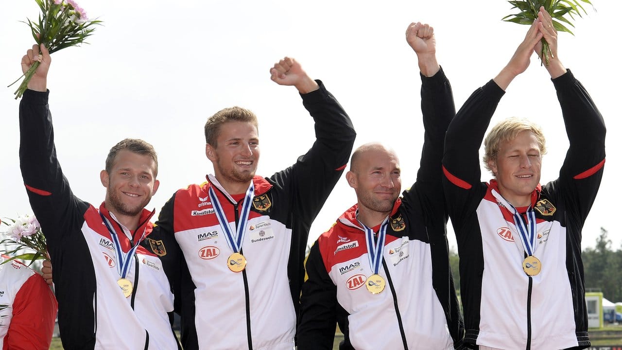 Der deutsche Kajak-Vierer mit Max Lemke (l-r), Tom Liebscher, Ronald Rauhe und Max Rendschmidt feiert auf dem Podium den ersten Platz über 500 Meter.