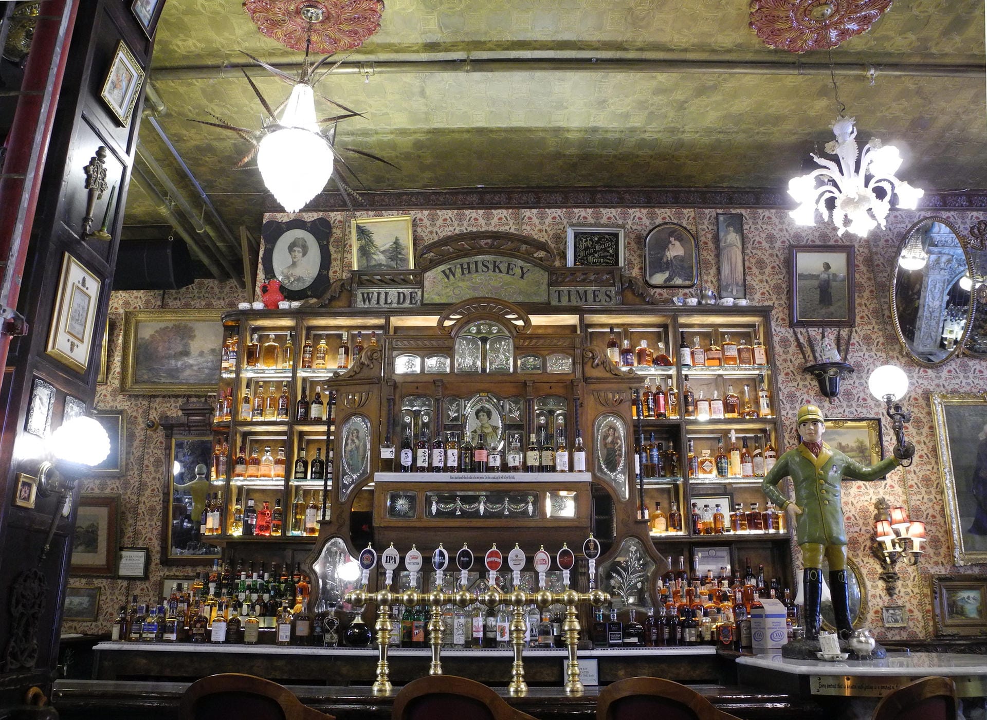 Themen-Bars in New York: Oscar Wilde Fans und Co. trinken in eigentümlichen Ambiente