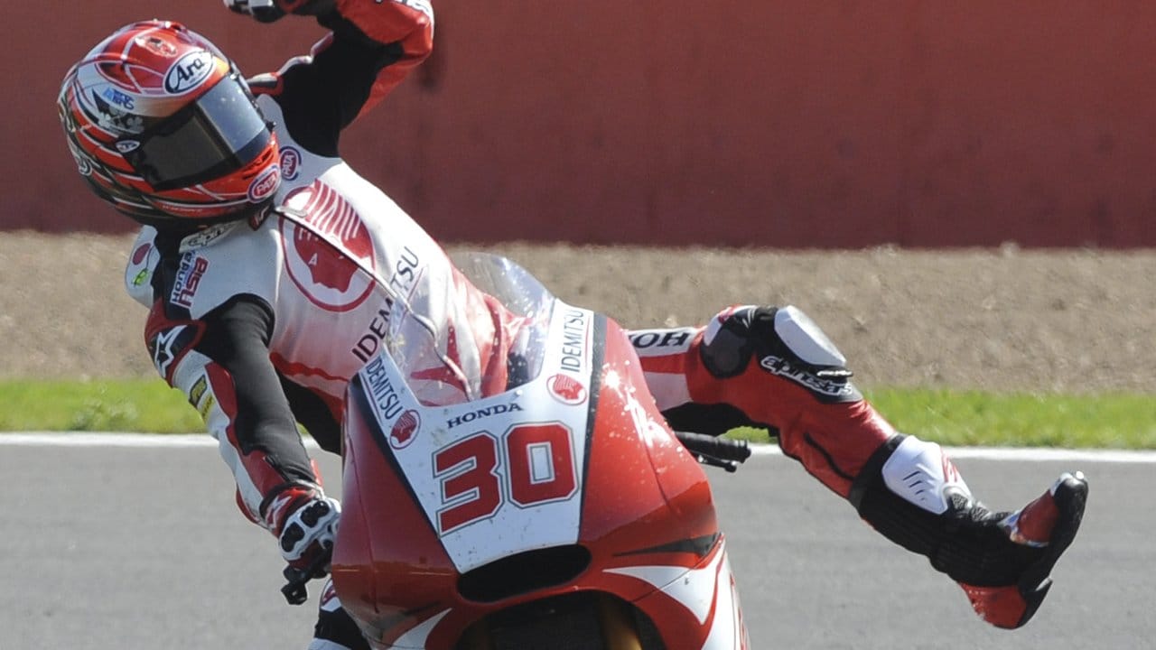 Takaaki Nakagami aus Japan vom Honda Team Asia jubelt über seinen Moto2-Sieg in Silverstone.