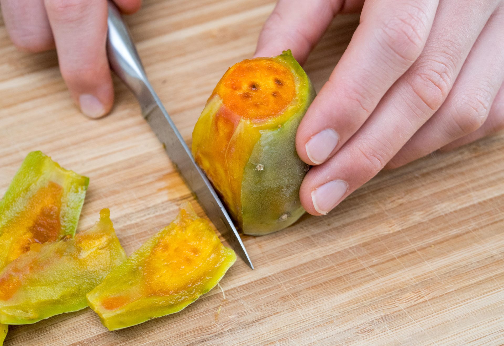 4. Die Frucht aufrecht hinstellen und mit einem Messer rundherum die Schale abschneiden.