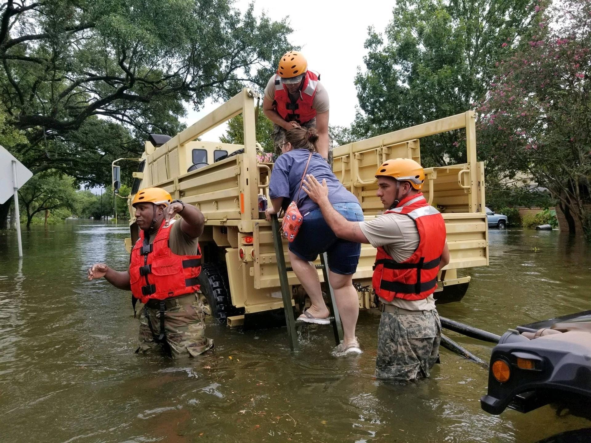 Nach massiven Überflutungen muss die Nationalgarde ausrücken um Menschen vor den Folgen ds Hurrikan Harvey zu retten
