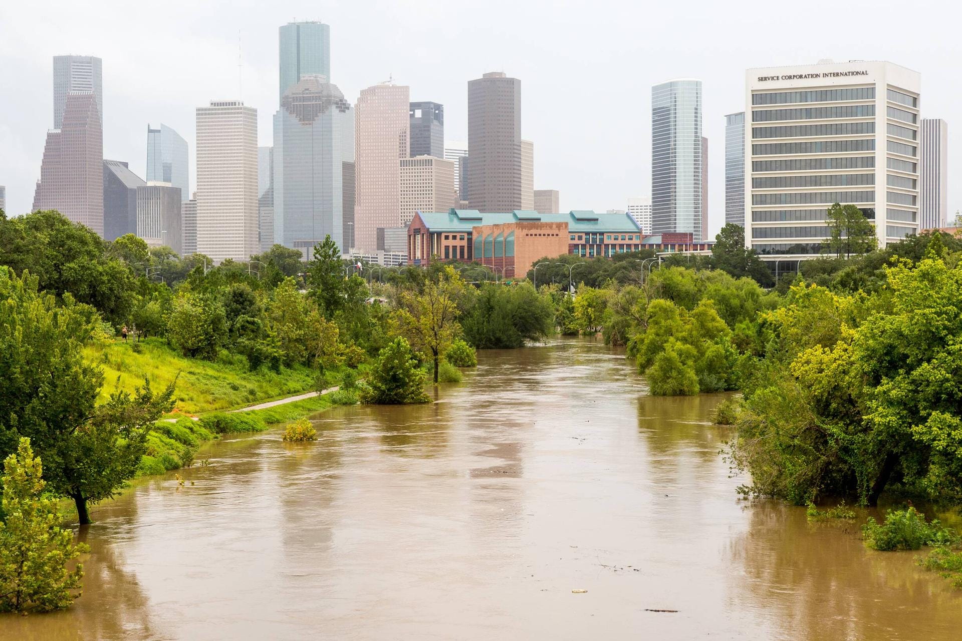 Houston ist eine Millionenmetropole im Süden, die viertgrößte Stadt des Landes. Freiwillige unterstützten die Behörden mit Booten. Meteorologen des Nationalen Wetterdienstes nannten die Flutkatastrophe beispiellos. Bestätigt sind bislang zwei Tote. Am Dienstag will US-Präsident Donald Trump das Katastrophengebiet besuchen.