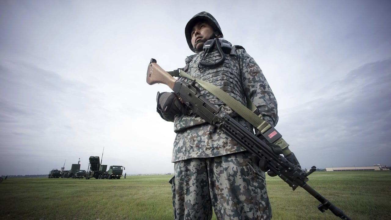 Eine Einheit der Luftselbstverteidigungsstreitkräfte Japans, der Japanese Air Self-Defense Force (JASDF), während einer Übung an PAC-3 Flugabwehrraketen bei Tokio. Eine Einheit der Luftselbstverteidigungsstreitkräfte Japans, der Japanese Air Self-Defense Force (JASDF), während einer Übung an PAC-3 Flugabwehrraketen bei Tokio.