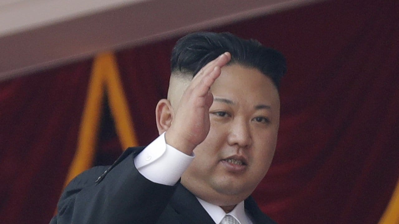 Der nordkoreanische Machthaber Kim Jong Un während einer Militärparade in Pjöngjang. Der nordkoreanische Machthaber Kim Jong Un während einer Militärparade in Pjöngjang.