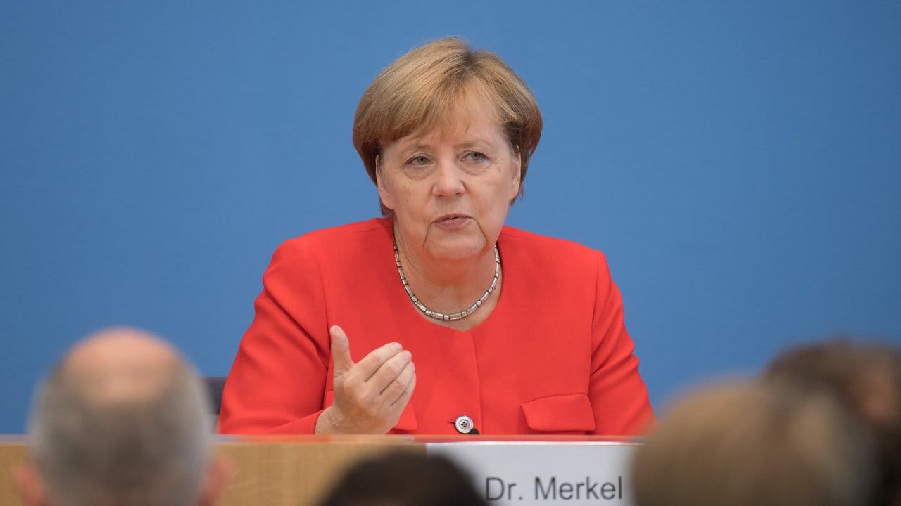 Kanzlerin Merkel spricht in der Bundespressekonferenz zu aktuellen Themen der Innen- und Außenpolitik. Kanzlerin Merkel spricht in der Bundespressekonferenz zu aktuellen Themen der Innen- und Außenpolitik.