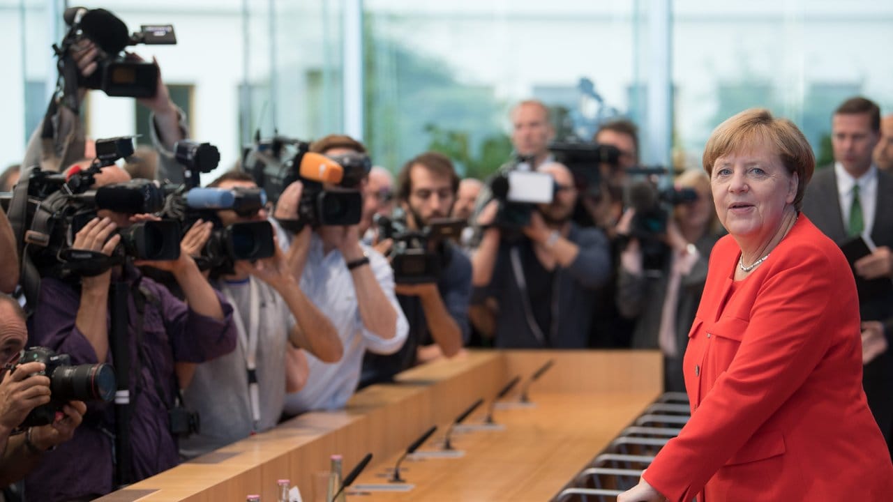 Kanzlerin Merkel kommt in die Bundespressekonferenz in Berlin. Kanzlerin Merkel kommt in die Bundespressekonferenz in Berlin.