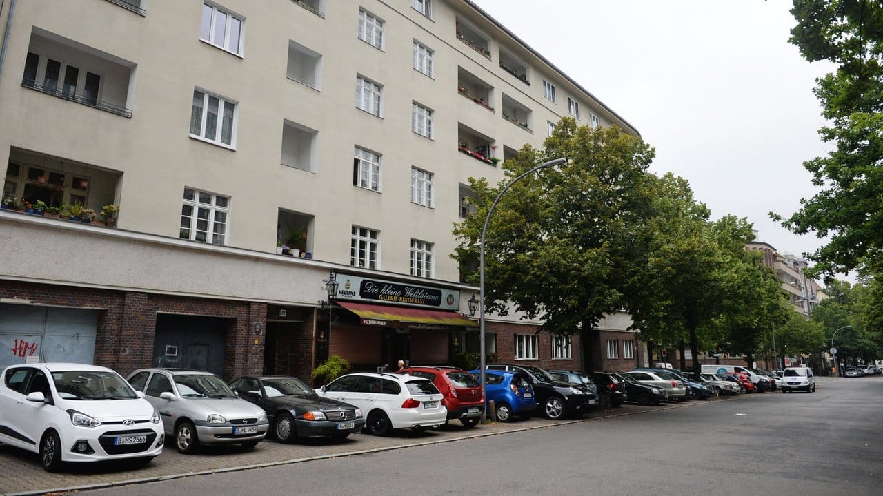 "[Es]war ein Eckhaus und ragte vor wie ein riesiges rotes Schiff, das ein komplexes Turmgebilde trug [.