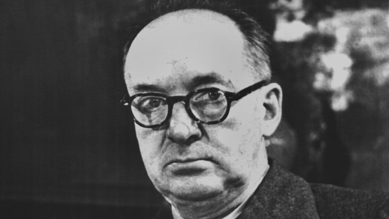 Er ist nie in Berlin heimisch geworden, aber Berlin machte ihn zum Schriftsteller: Vladimir Nabokov. Er ist nie in Berlin heimisch geworden, aber Berlin machte ihn zum Schriftsteller: Vladimir Nabokov.