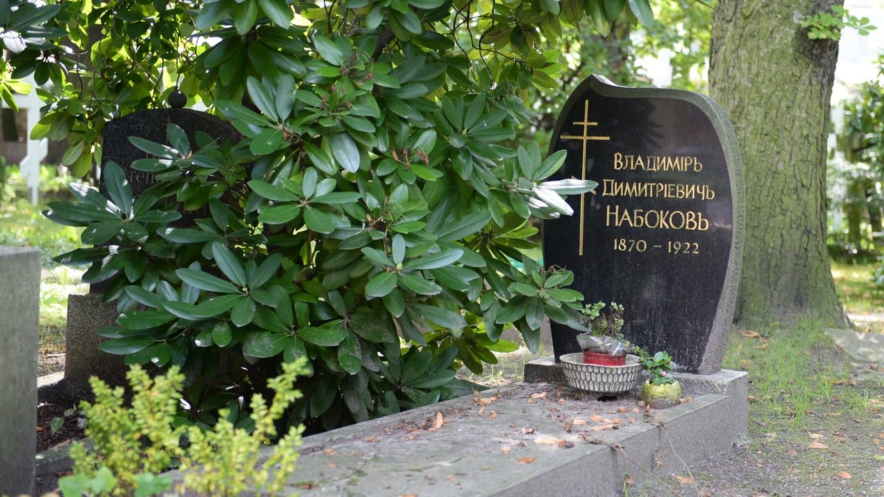 Ein trauriger Grund für den Schriftsteller, nach Berlin zu kommen: der Tod des Vaters. Ein trauriger Grund für den Schriftsteller, nach Berlin zu kommen: der Tod des Vaters.