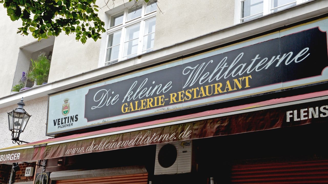 Erst Wohnhaus, jetzt Treffpunkt: Die Galerie-, Literatur- und inzwischen auch Jazz-Kneipe "Die kleine Weltlaterne" ist 1961 in das ehemalige Wohnhaus von Vladimir Nabokov eingezogen. Erst Wohnhaus, jetzt Treffpunkt: Die Galerie-, Literatur- und inzwischen auch Jazz-Kneipe "Die kleine Weltlaterne" ist 1961 in das ehemalige Wohnhaus von Vladimir Nabokov eingezogen.