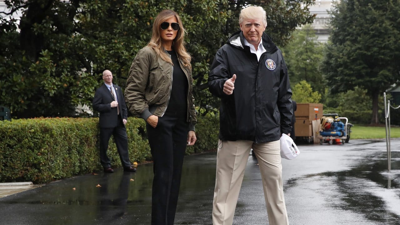 US-Präsident Donald Trump und seine Frau auf dem Weg zur Marine One um die Andrews Air Force Base in Maryland und von "Harvey" betroffene Regionen zu besuchen. US-Präsident Donald Trump und seine Frau auf dem Weg zur Marine One um die Andrews Air Force Base in Maryland und von "Harvey" betroffene Regionen zu besuchen.