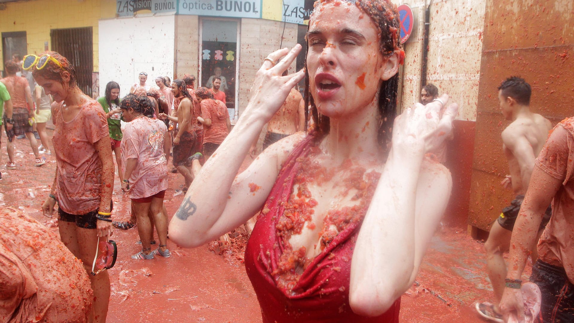 Das Resultat der "La Tomatina": ein See aus knallroter Brühe.