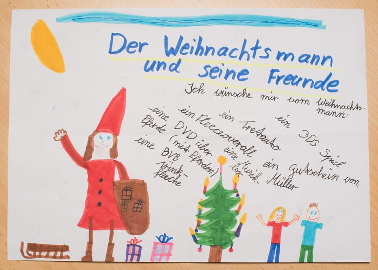Gemalter Weihnachtsmann: Der Wunschzettel eines Kindes an den Weihnachtsmann liegt im Weihnachtspostamt im Hildesheimer Stadtteil Himmelsthür (Niedersachsen).