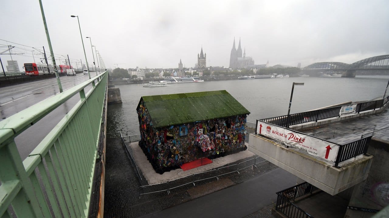 Kunst am Rheinufer, im Hintergrund der Kölner Dom.