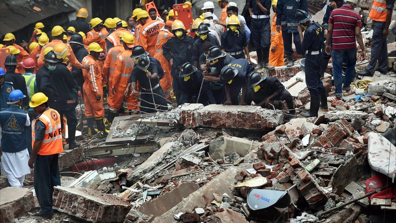 Rettungskräfte in Mumbai an den Trümmern eines eingestürzten Hauses.