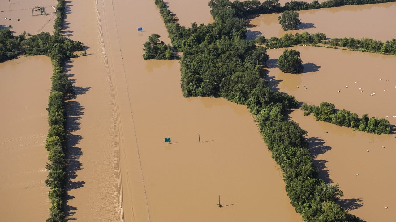 Überflutete Straße in Texas: "Harvey" könnte nach ersten Schätzungen zur teuersten Naturkatastrophe in der Geschichte der USA werden. Überflutete Straße in Texas: "Harvey" könnte nach ersten Schätzungen zur teuersten Naturkatastrophe in der Geschichte der USA werden.