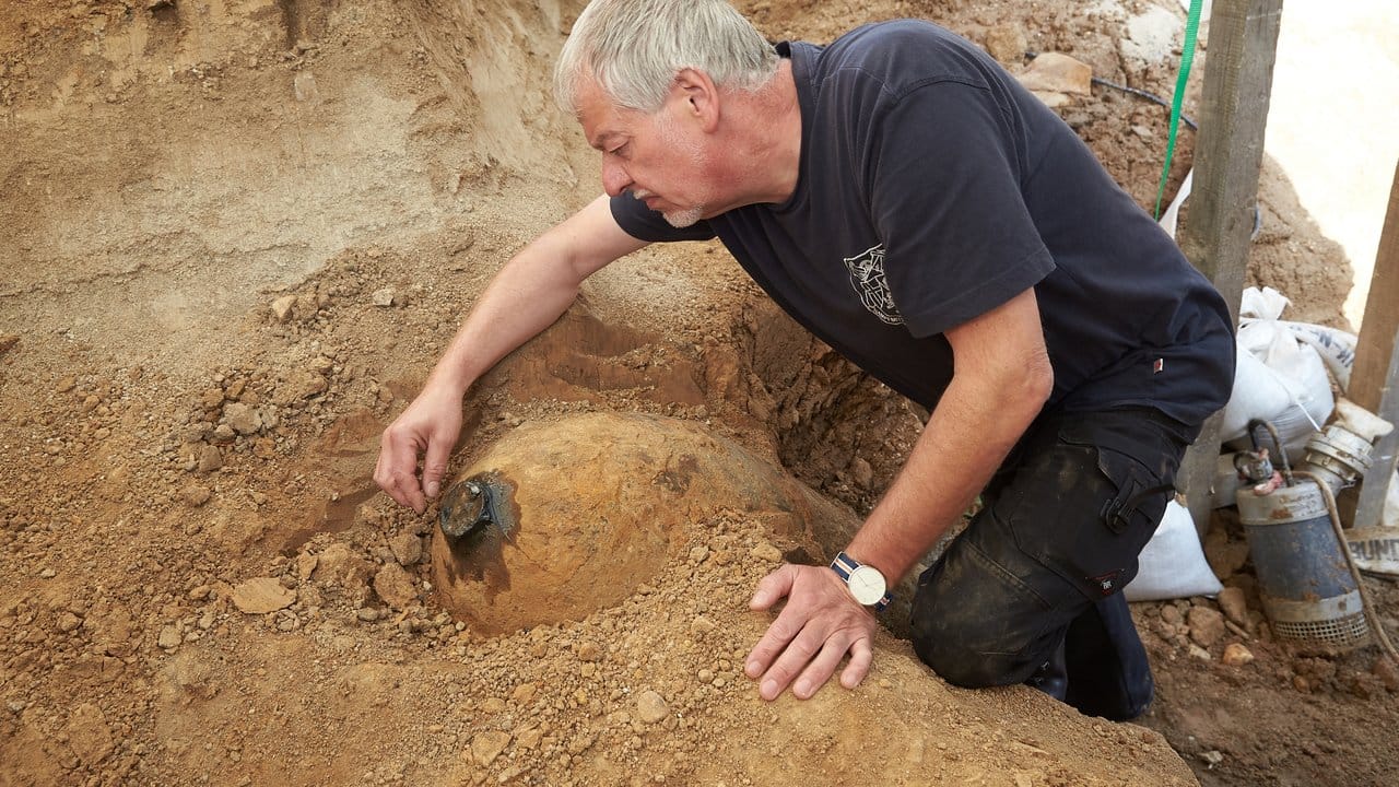 Frank Bender vom Kampfmittelräumdienst Rheinland-Pfalz inspiziert die Bombe. Frank Bender vom Kampfmittelräumdienst Rheinland-Pfalz inspiziert die Bombe.