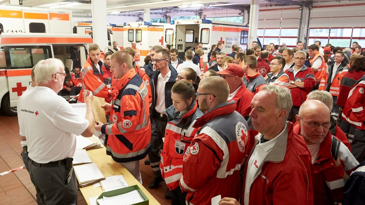 Rettungsdienstmitarbeiter werden für die Evakuierung von Krankenhäusern und Altenheimen eingewiesen. Rettungsdienstmitarbeiter werden für die Evakuierung von Krankenhäusern und Altenheimen eingewiesen.